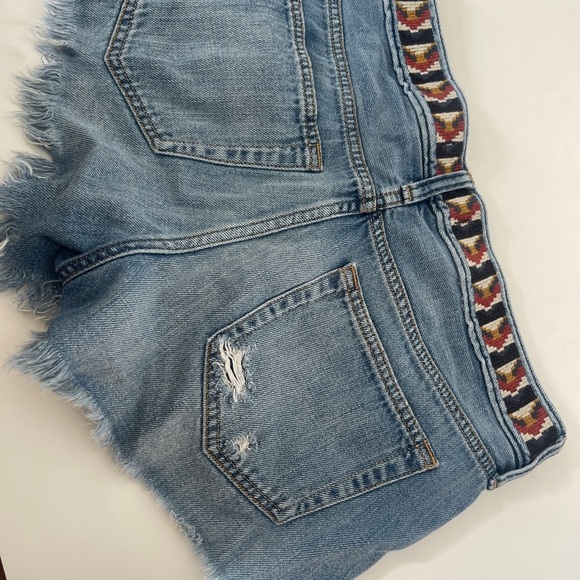 Abercrombie & Fitch Embroidered Boyfriend Cutoff Denim Shorts Size 28 Aztec - Picture 5 of 7